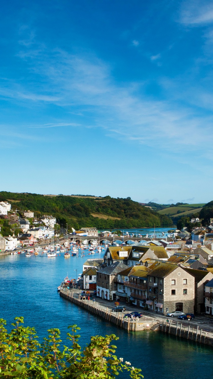 Casas de Hormigón Blanco y Marrón Cerca Del Cuerpo de Agua Bajo un Cielo Azul Durante el Día. Wallpaper in 720x1280 Resolution