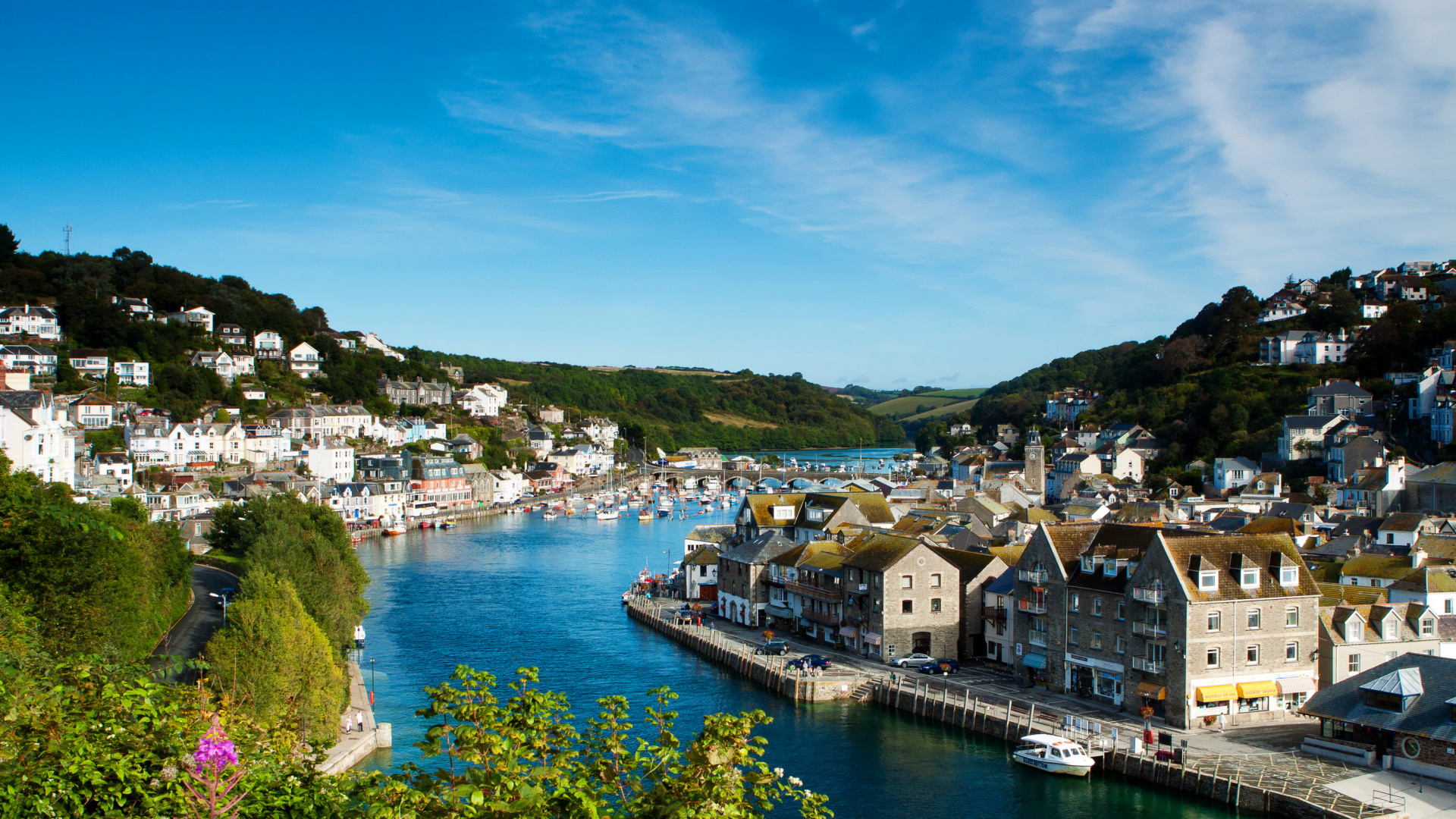 White and Brown Concrete Houses Near Body of Water Under Blue Sky During Daytime. Wallpaper in 1920x1080 Resolution