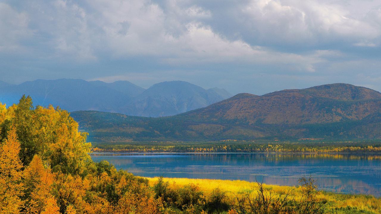Montagnes Vertes Près D'un Plan D'eau Sous un Ciel Nuageux Pendant la Journée. Wallpaper in 1280x720 Resolution