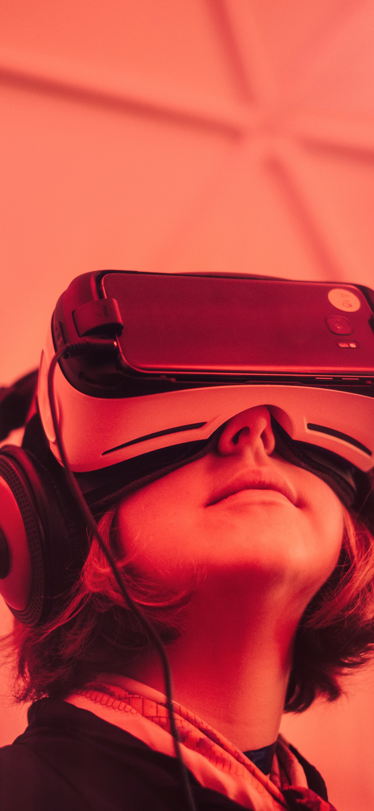 Femme Portant un Casque Noir et Blanc. Wallpaper in 1242x2688 Resolution