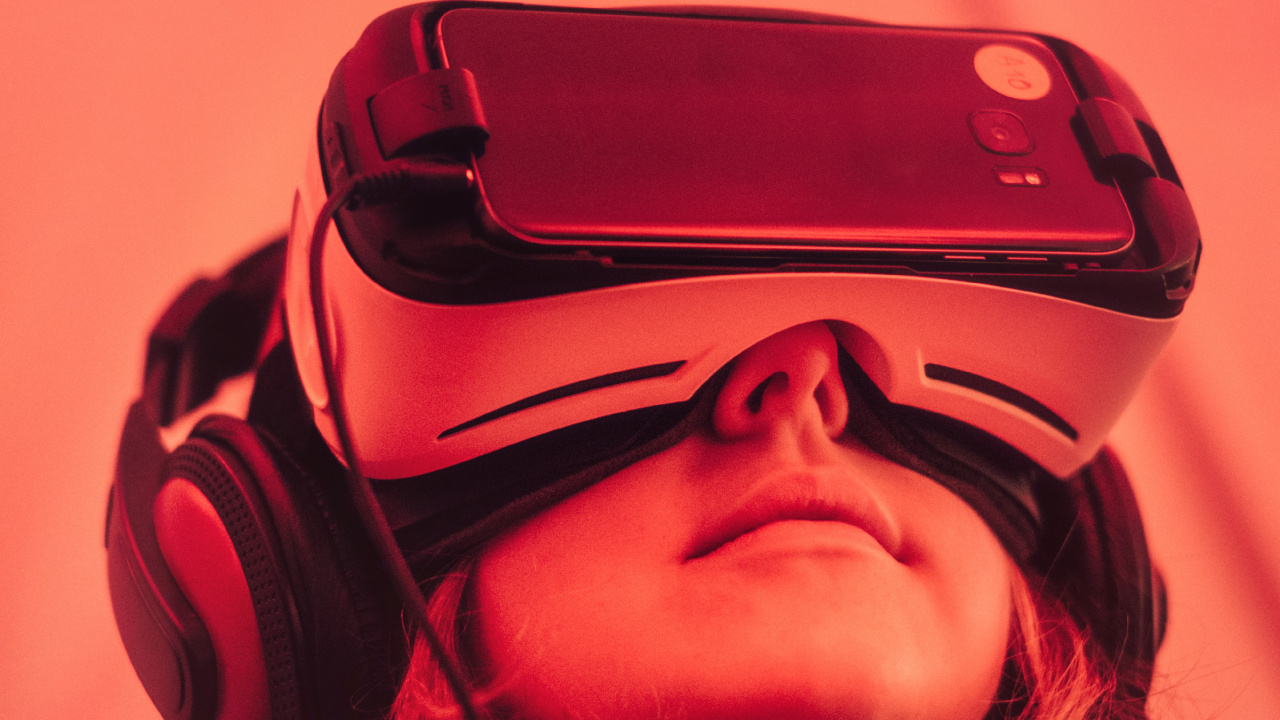 Femme Portant un Casque Noir et Blanc. Wallpaper in 1280x720 Resolution