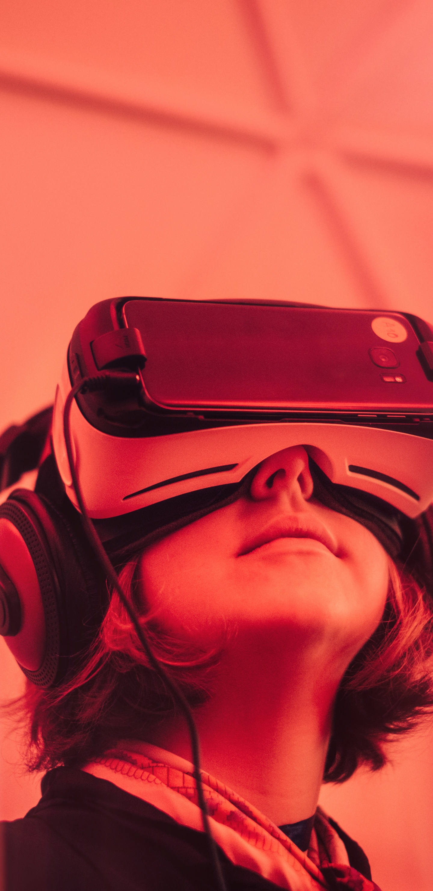 Frau Mit Schwarzen Und Weißen Kopfhörern. Wallpaper in 1440x2960 Resolution