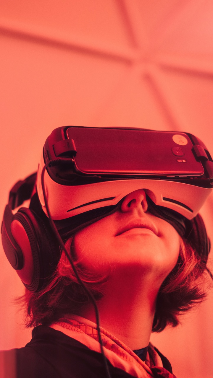 Frau Mit Schwarzen Und Weißen Kopfhörern. Wallpaper in 720x1280 Resolution