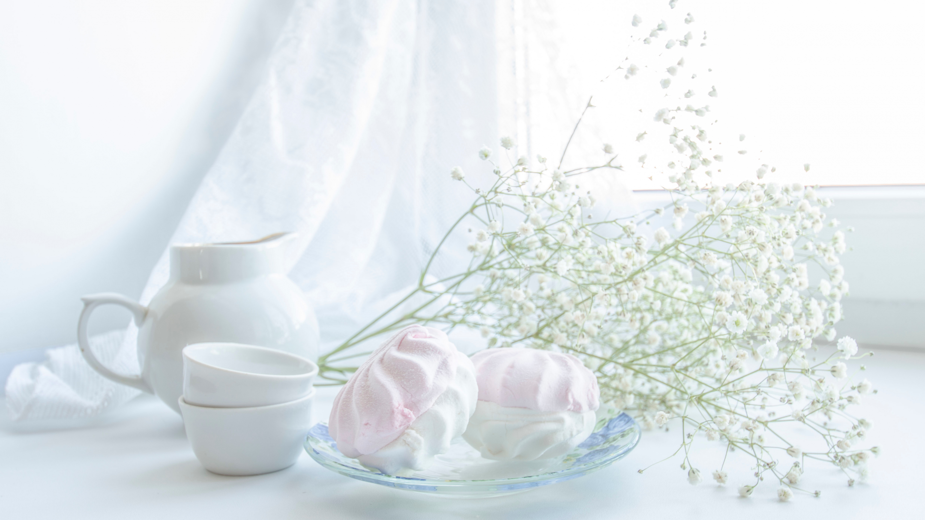 Purple Flowers on Clear Glass Bowl. Wallpaper in 3840x2160 Resolution
