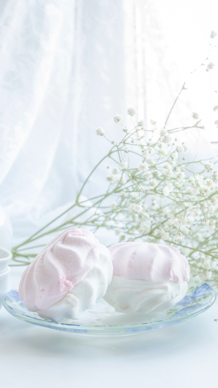 Flores de Color Púrpura en un Tazón de Vidrio Transparente. Wallpaper in 720x1280 Resolution