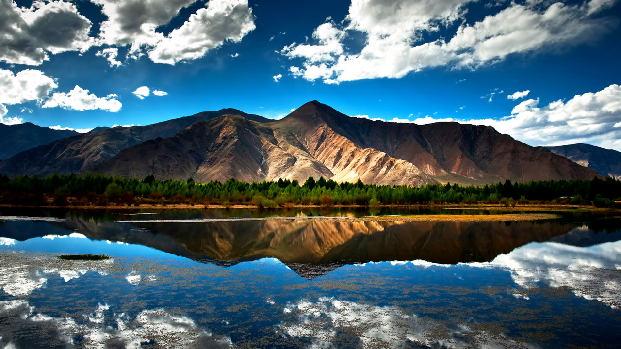 Lago Cerca de la Montaña Bajo un Cielo Azul Durante el Día. Wallpaper in 1280x720 Resolution