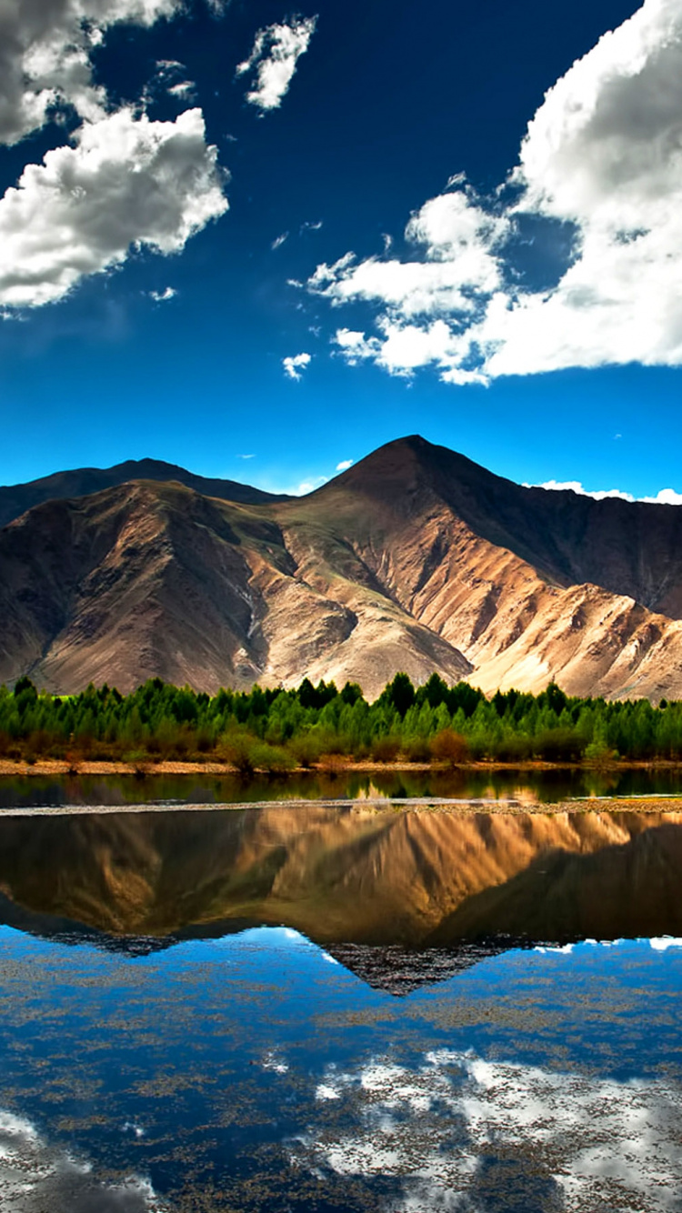 Lago Cerca de la Montaña Bajo un Cielo Azul Durante el Día. Wallpaper in 750x1334 Resolution
