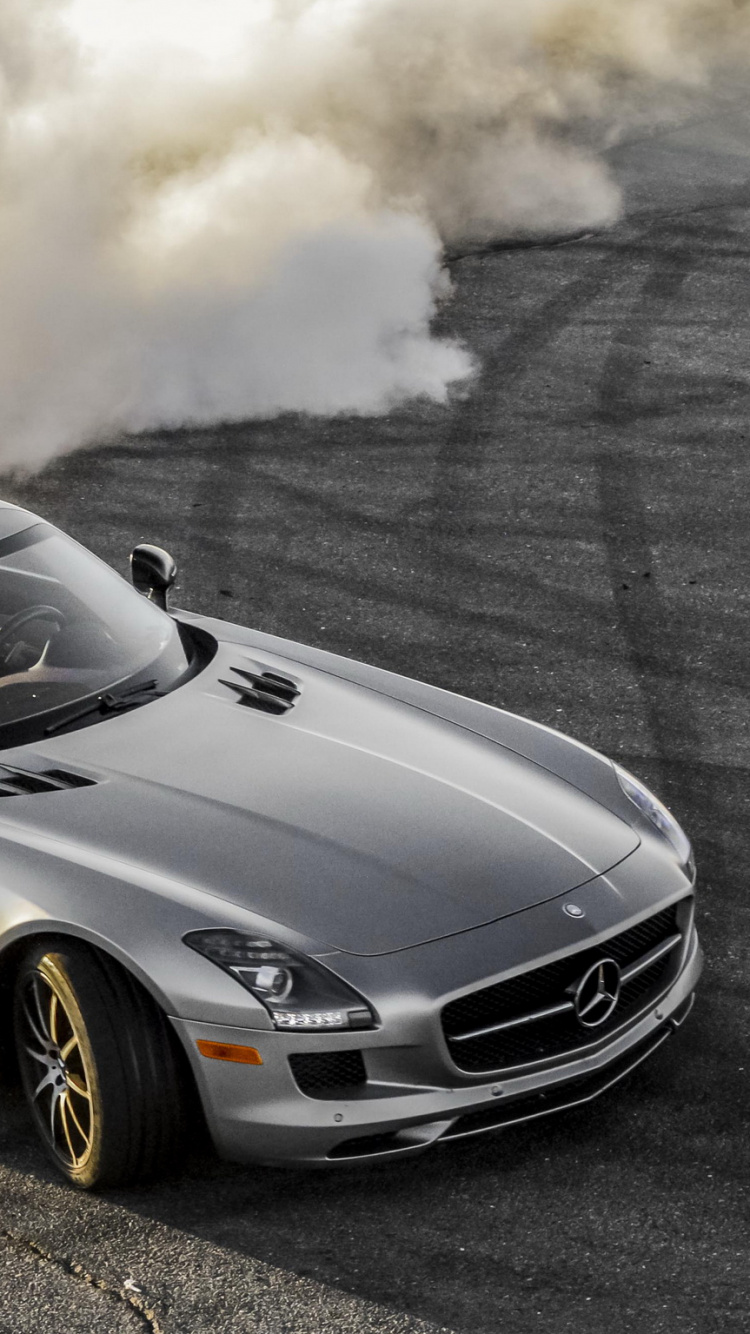 Mercedes Benz Coupe Plateado en la Carretera. Wallpaper in 750x1334 Resolution