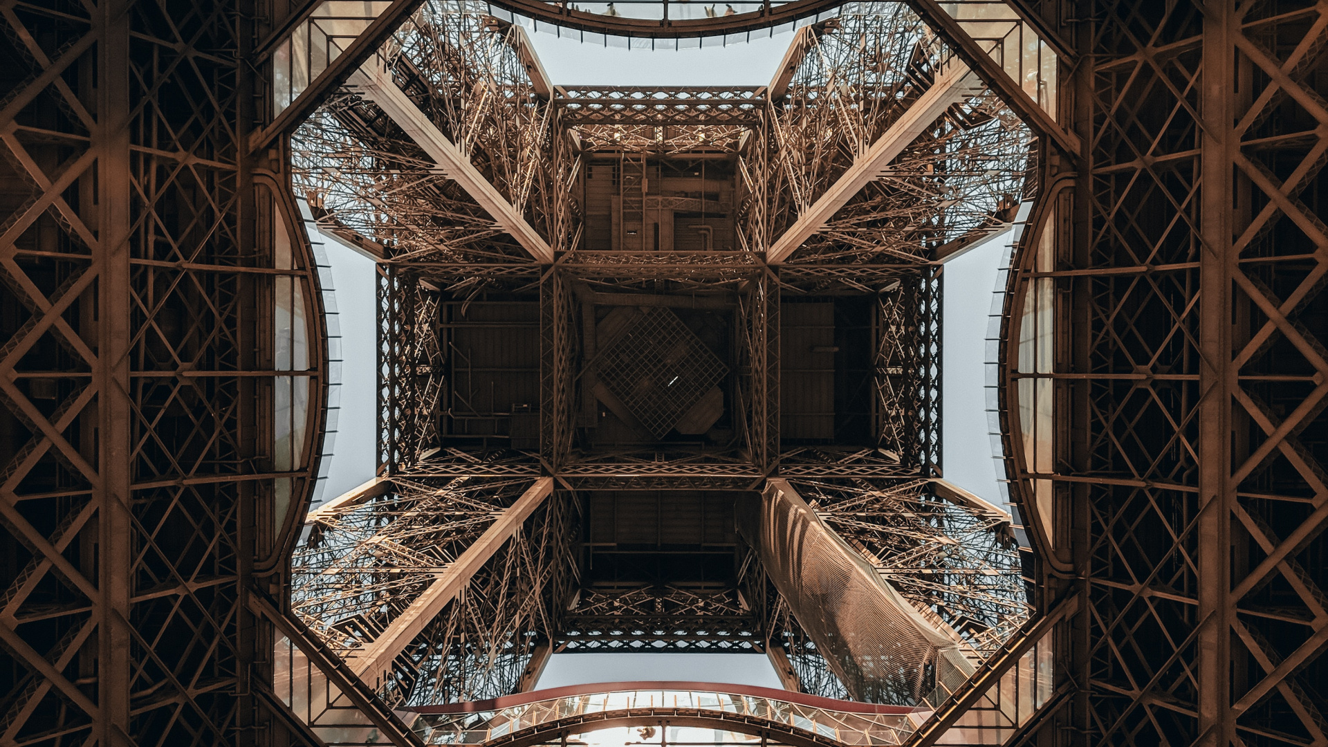 Homme en T-shirt Noir et Jean Bleu Assis Sur Une Chaise en Bois Marron. Wallpaper in 1920x1080 Resolution