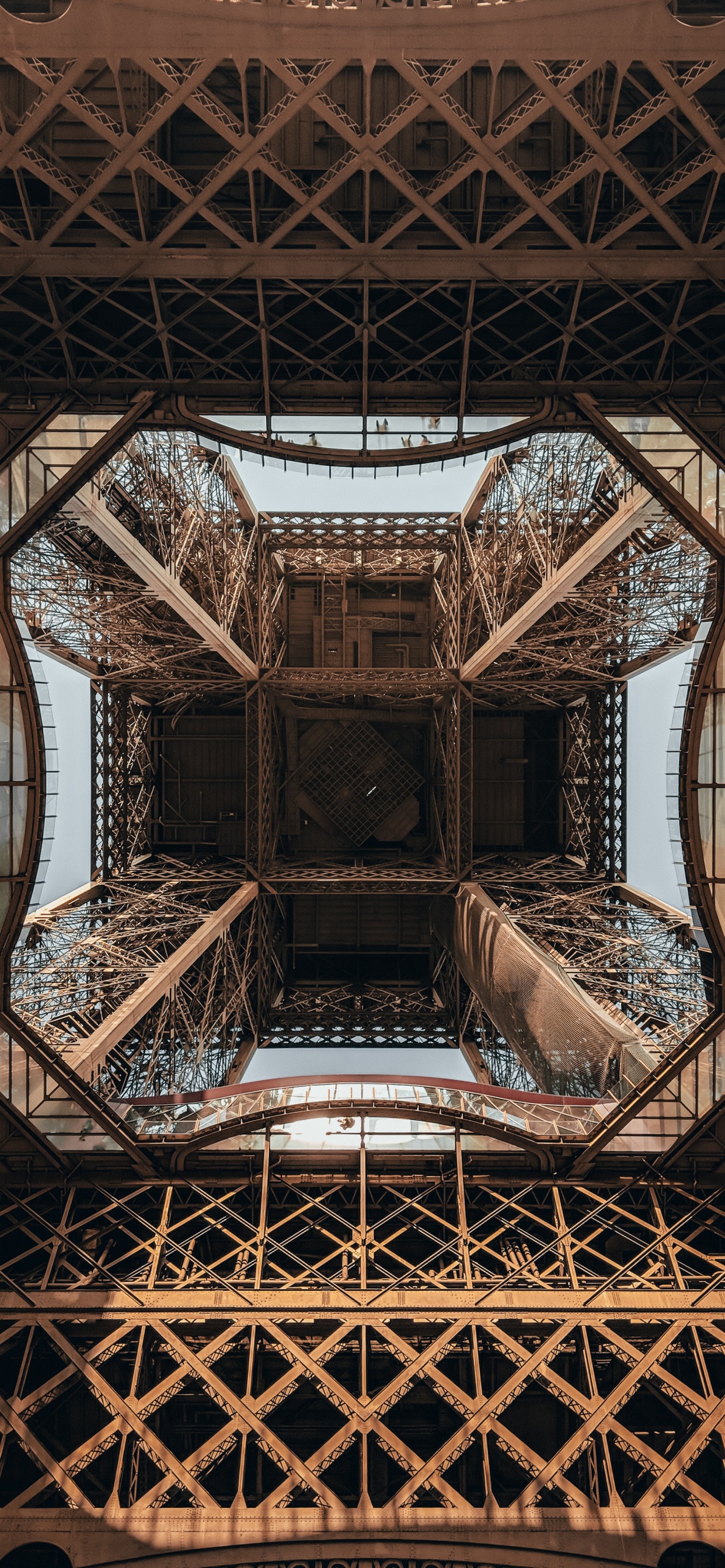 Hombre en Camiseta Negra y Jeans Azul Sentado en Una Silla de Madera Marrón. Wallpaper in 1242x2688 Resolution