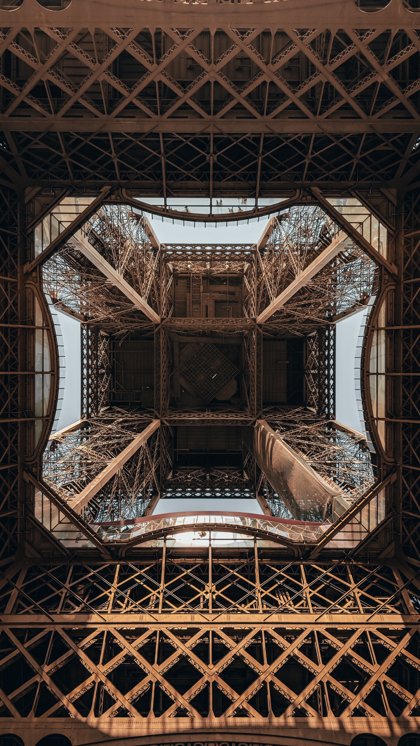 Hombre en Camiseta Negra y Jeans Azul Sentado en Una Silla de Madera Marrón. Wallpaper in 1440x2560 Resolution