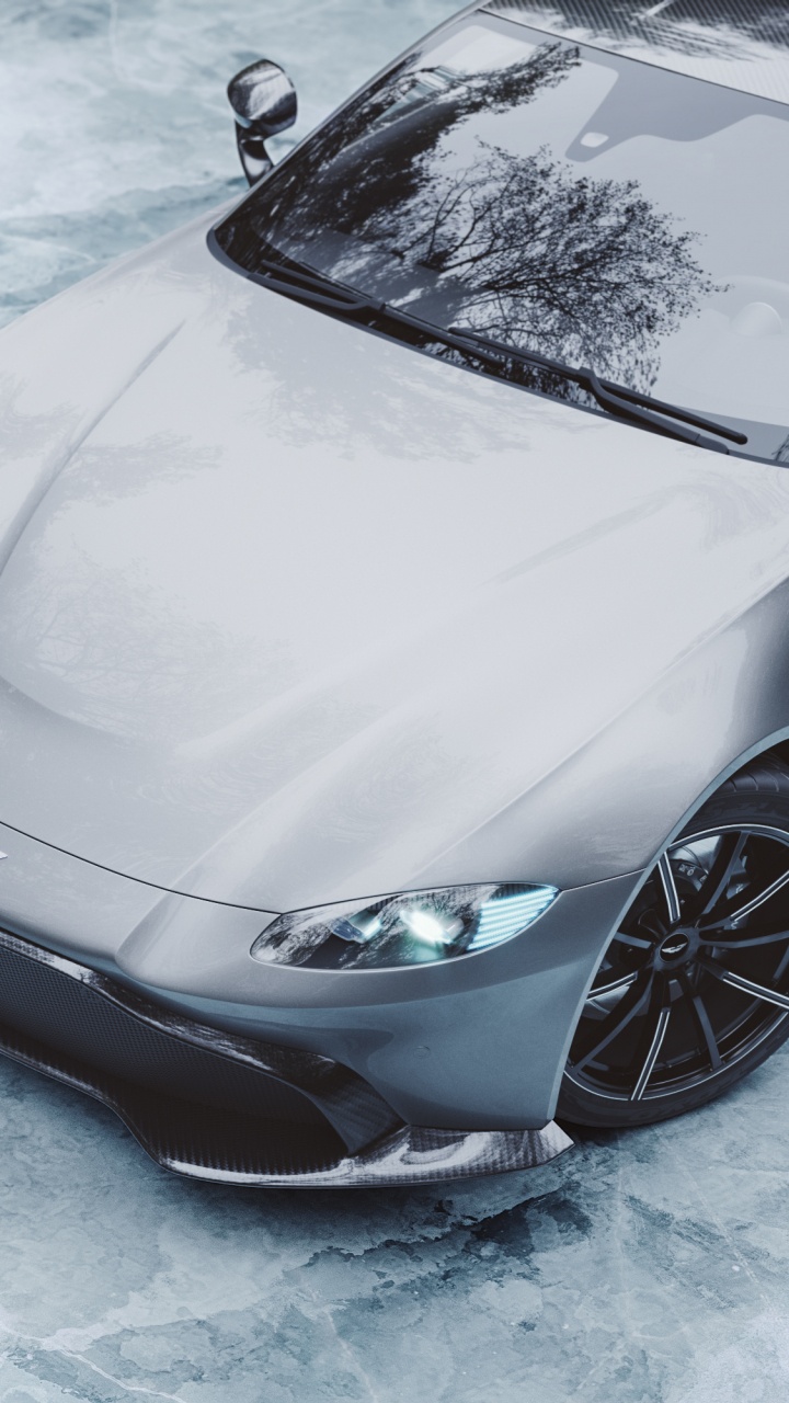 Silberne Mercedes Benz c Klasse Auf Schneebedecktem Grund. Wallpaper in 720x1280 Resolution