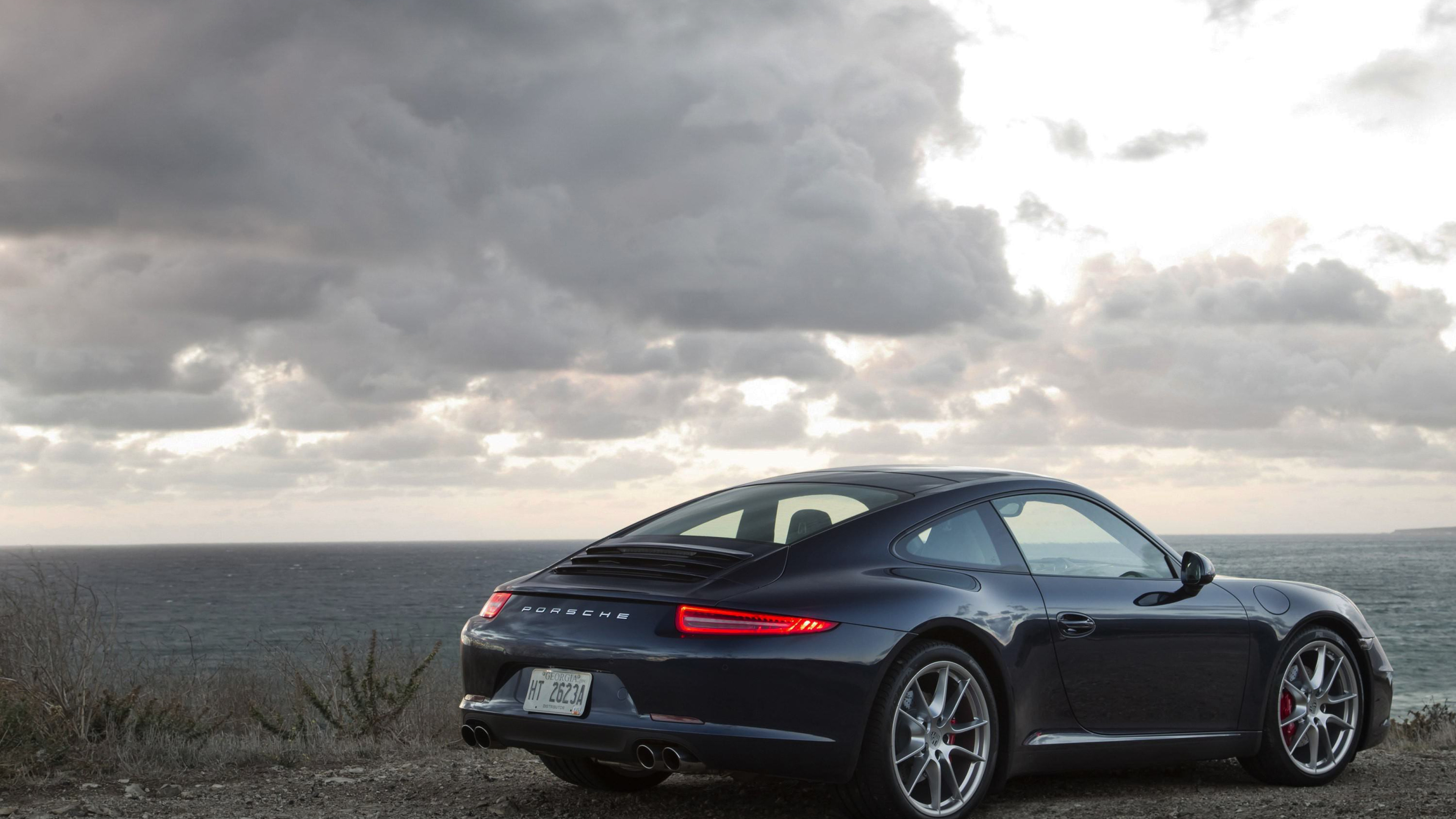 Porsche 911 Negro en Campo Marrón Bajo Nubes Blancas Durante el Día. Wallpaper in 3840x2160 Resolution