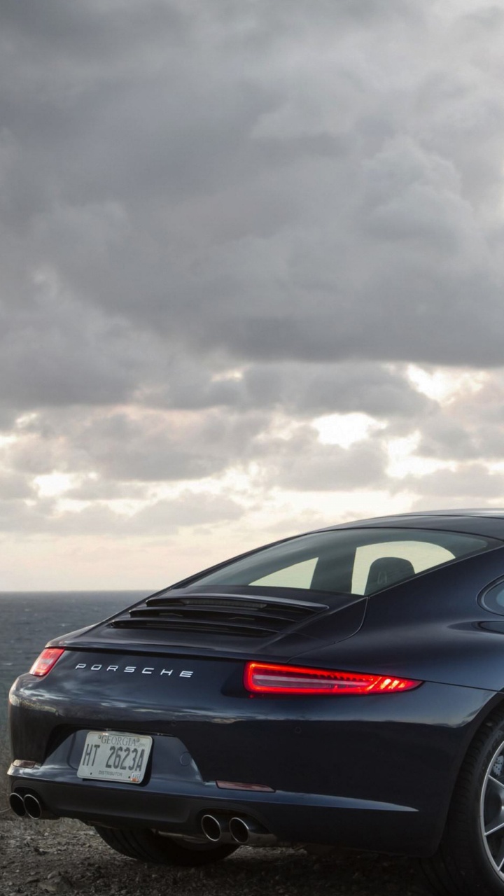 Schwarzer Porsche 911 Auf Braunem Feld Unter Weißen Wolken Tagsüber. Wallpaper in 720x1280 Resolution