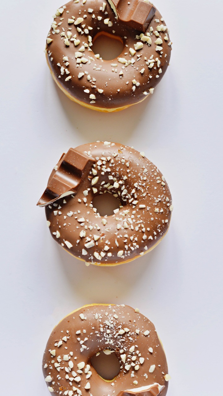 Brauner Donut Auf Weißem Tisch. Wallpaper in 720x1280 Resolution