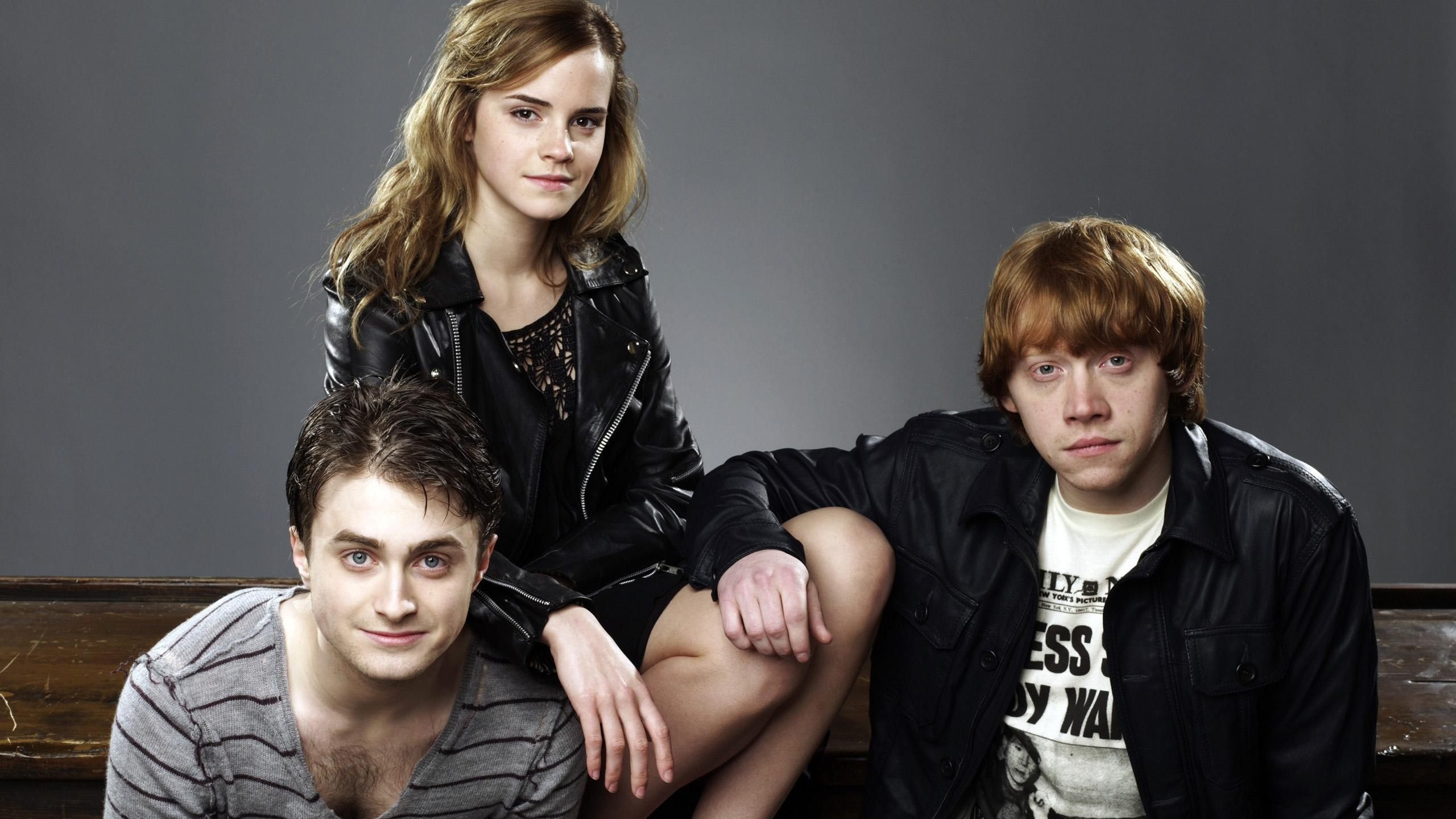 Woman in Black Leather Jacket Beside Man in Black Leather Jacket. Wallpaper in 2560x1440 Resolution