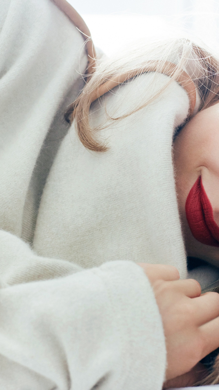 Amanda Seyfried Vogue, Vogue, Cheek, Skin, Head. Wallpaper in 750x1334 Resolution