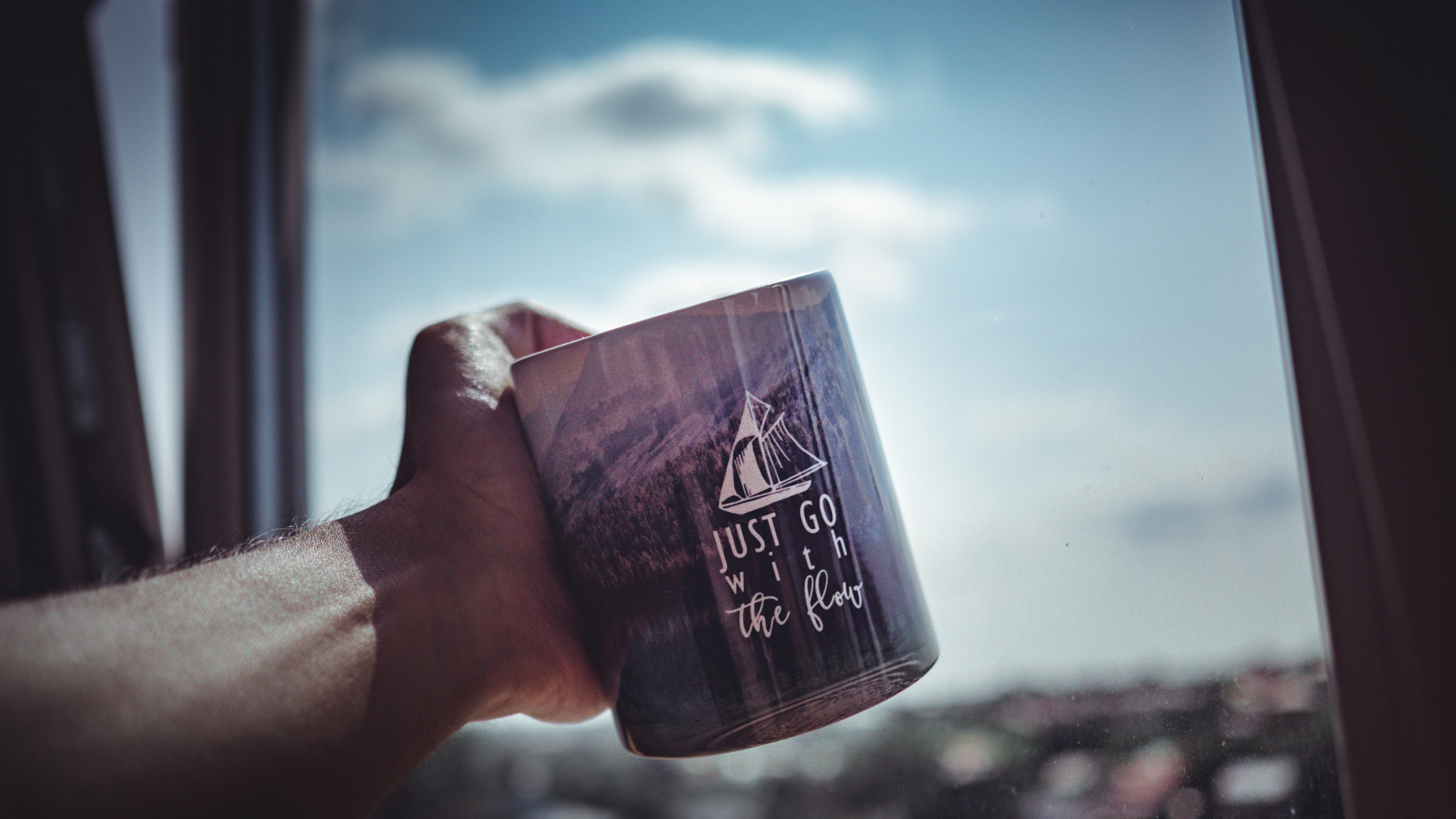 Personne Tenant Une Tasse en Céramique Noire et Blanche. Wallpaper in 2560x1440 Resolution