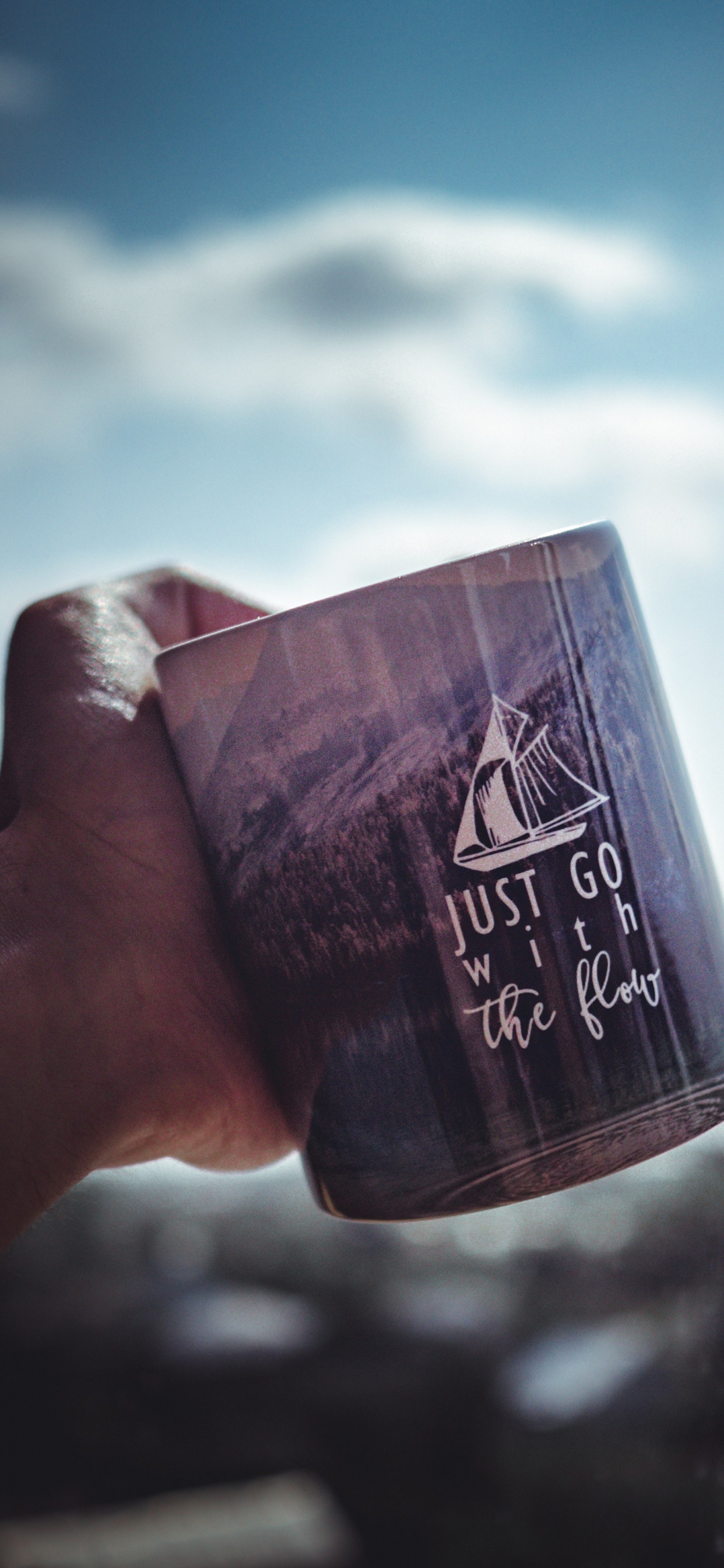 Persona Sosteniendo Una Taza de Cerámica en Blanco y Negro. Wallpaper in 1242x2688 Resolution