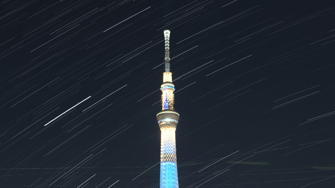 Tour Blanche et Bleue Pendant la Nuit. Wallpaper in 1366x768 Resolution