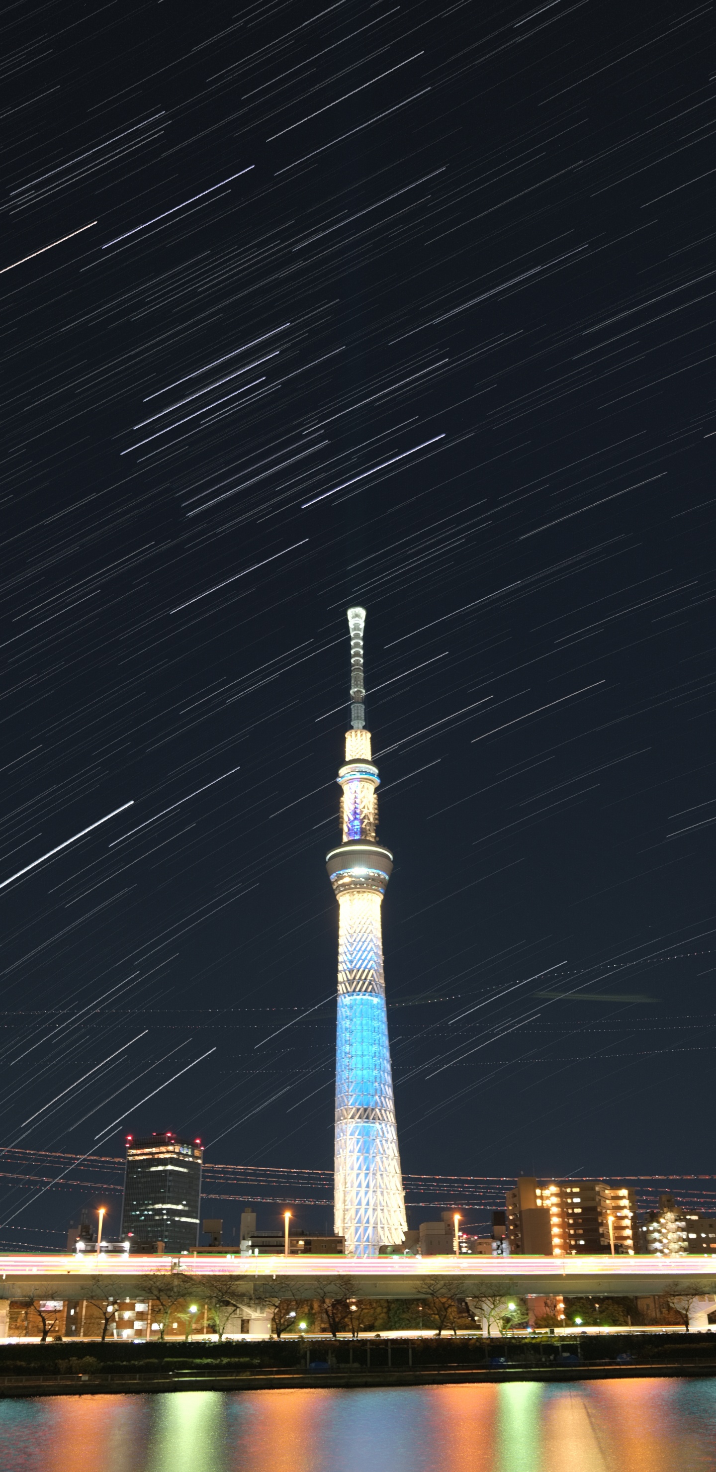 Tour Blanche et Bleue Pendant la Nuit. Wallpaper in 1440x2960 Resolution