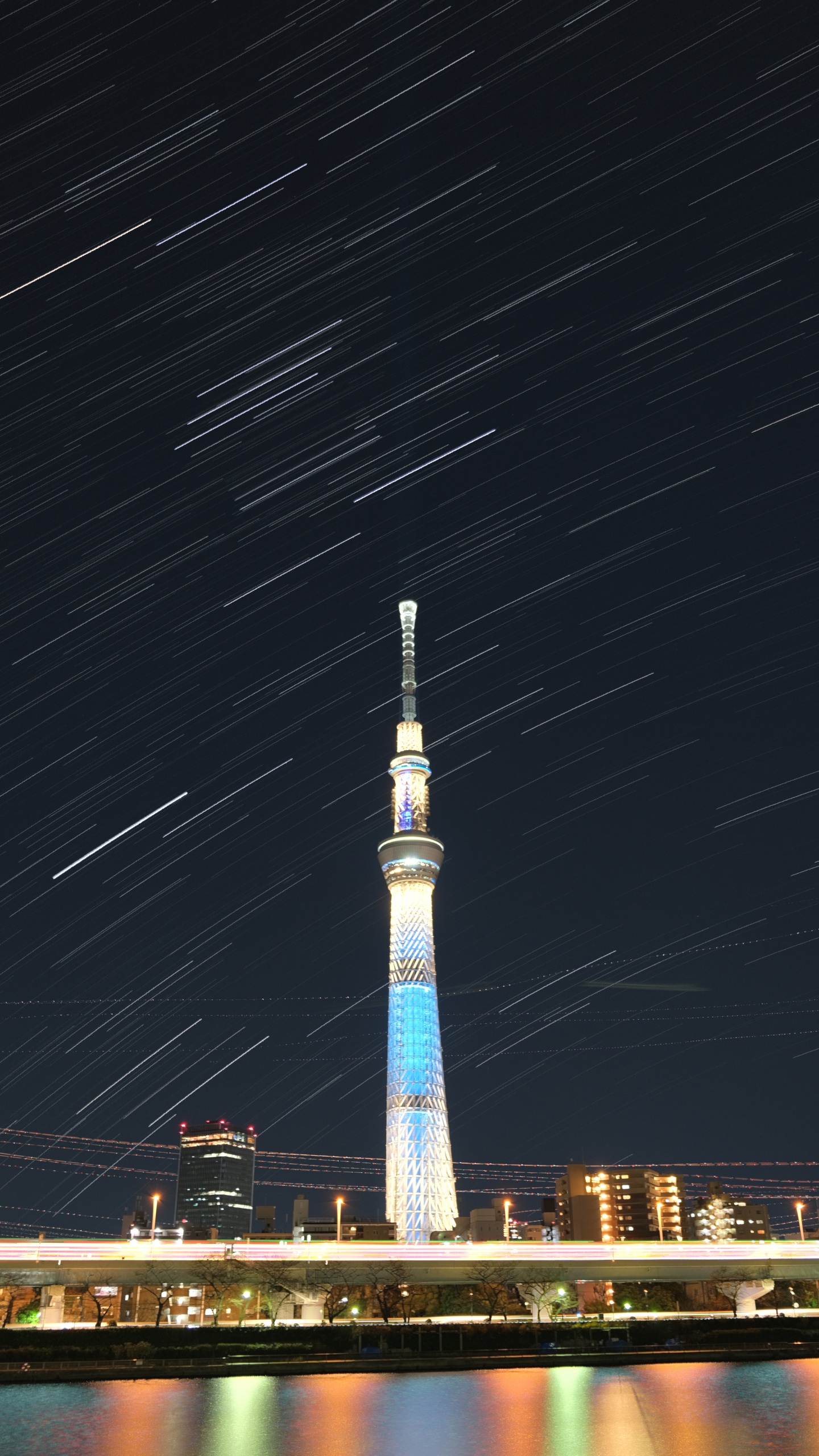 Torre Blanca y Azul Durante la Noche. Wallpaper in 1440x2560 Resolution