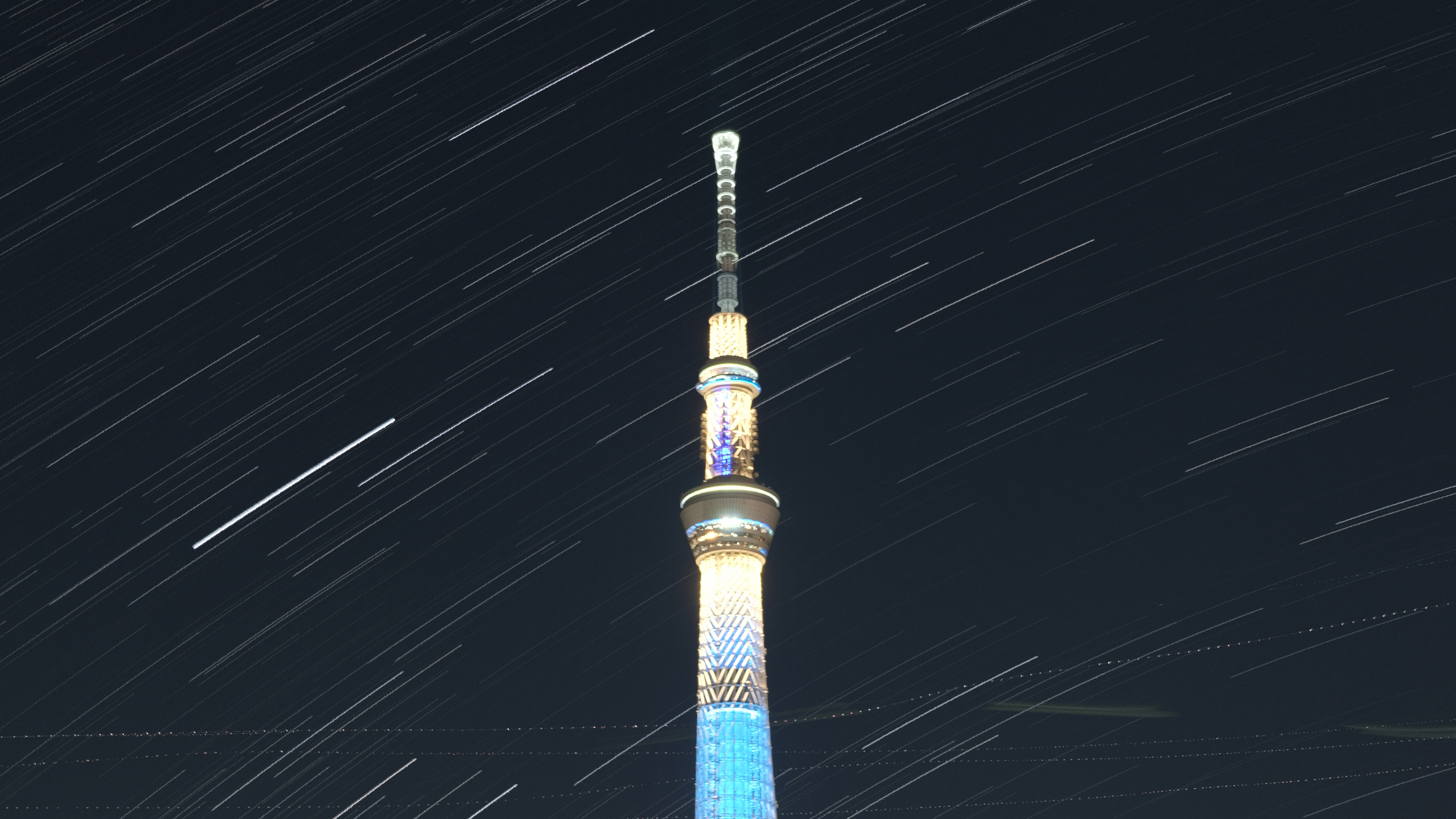 Torre Blanca y Azul Durante la Noche. Wallpaper in 3840x2160 Resolution