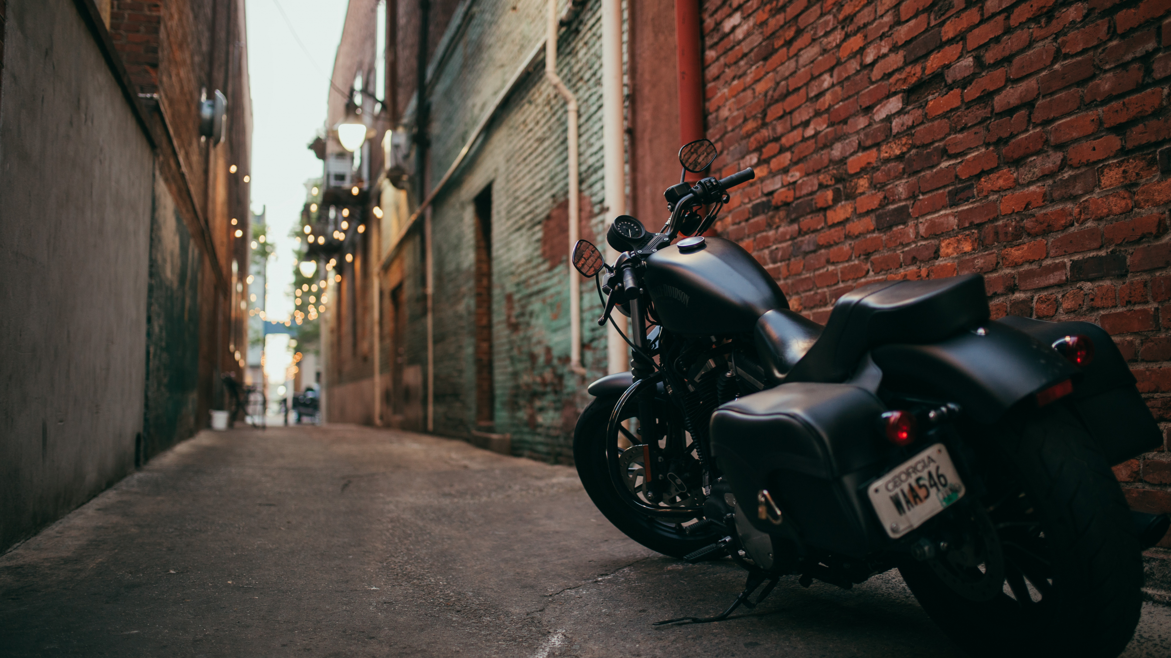 Moto Noire Garée à Côté du Mur de Briques Brunes. Wallpaper in 3840x2160 Resolution