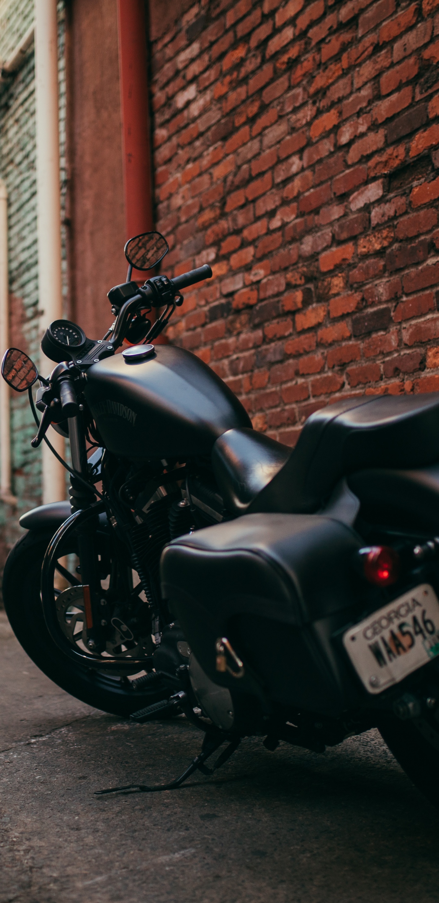 Motocicleta Negra Estacionada Junto a Una Pared de Ladrillo Marrón. Wallpaper in 1440x2960 Resolution