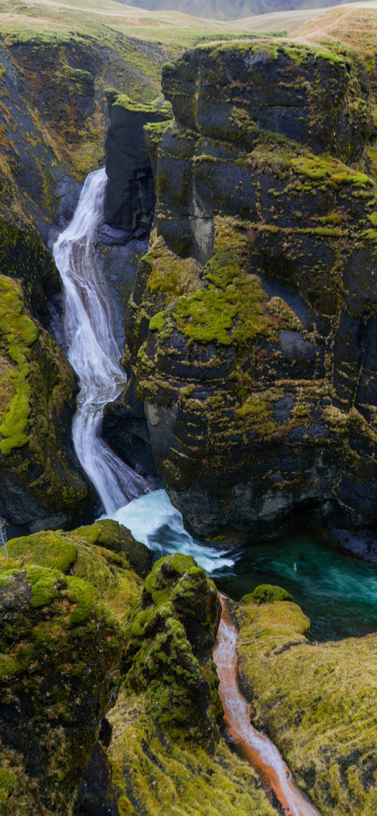 Aussichtspunkt Fjararrgljfur, Abgelegene Schluchten, Seljalandsfoss, Wasserfall, Wasser. Wallpaper in 1242x2688 Resolution