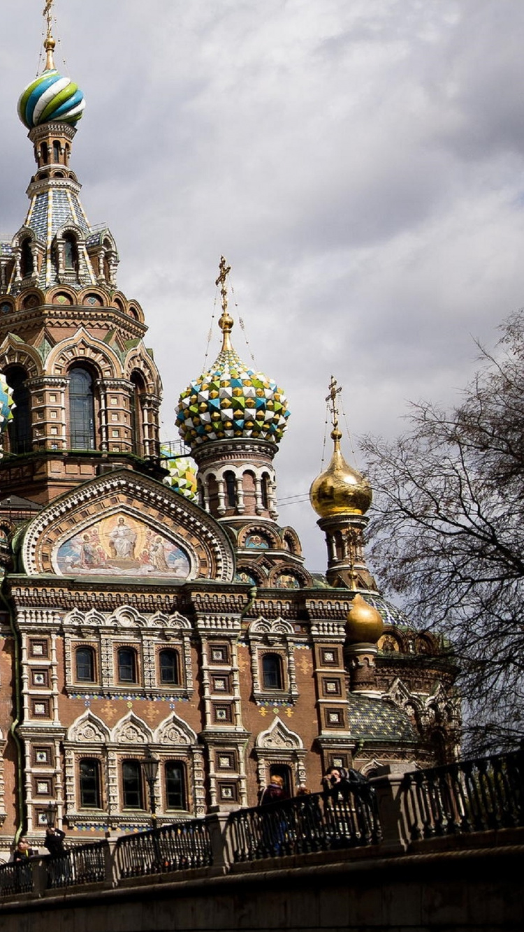 Edificio de Hormigón Marrón y Negro Bajo el Cielo Nublado Durante el Día. Wallpaper in 750x1334 Resolution