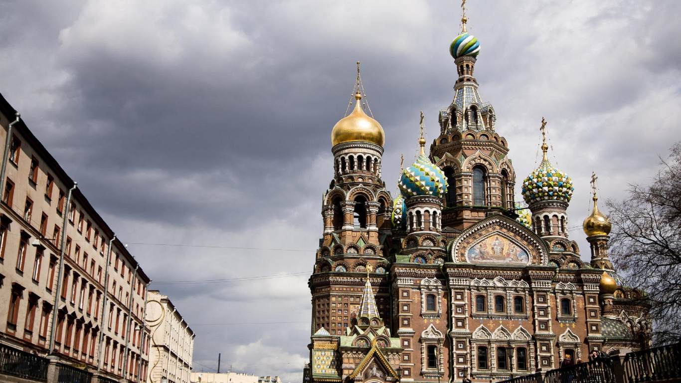 Bâtiment en Béton Brun et Noir Sous Ciel Nuageux Pendant la Journée. Wallpaper in 1366x768 Resolution