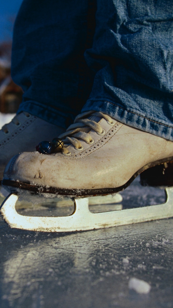 Person in Blauen Jeans Und Braunen Lederstiefeln, Die Auf Grauem Betonboden Steht. Wallpaper in 720x1280 Resolution