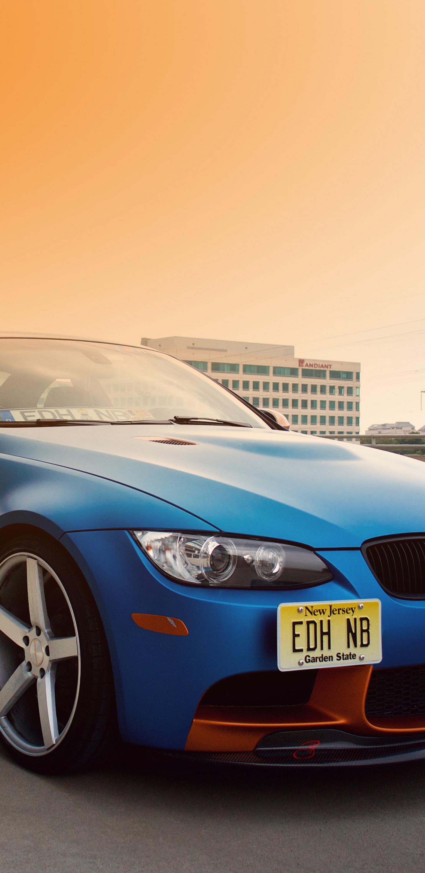 Azul Bmw m 3 Coupe Estacionado Sobre Pavimento de Hormigón Gris Durante el Día. Wallpaper in 1440x2960 Resolution