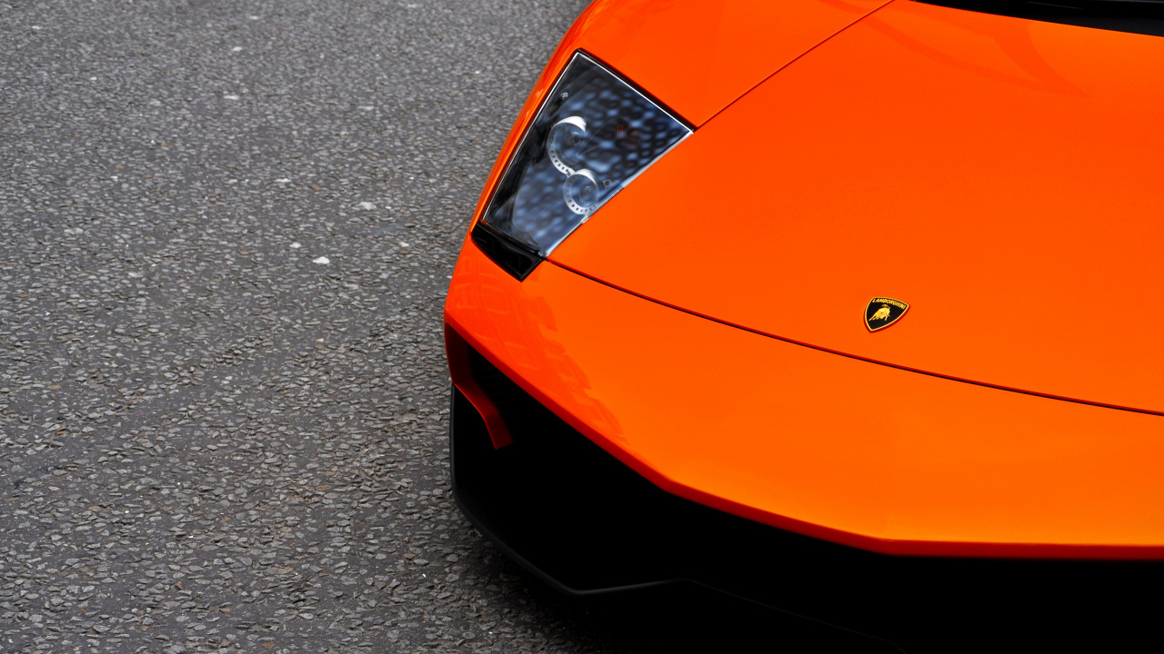 Orange Ferrari Auto Auf Der Straße. Wallpaper in 1280x720 Resolution