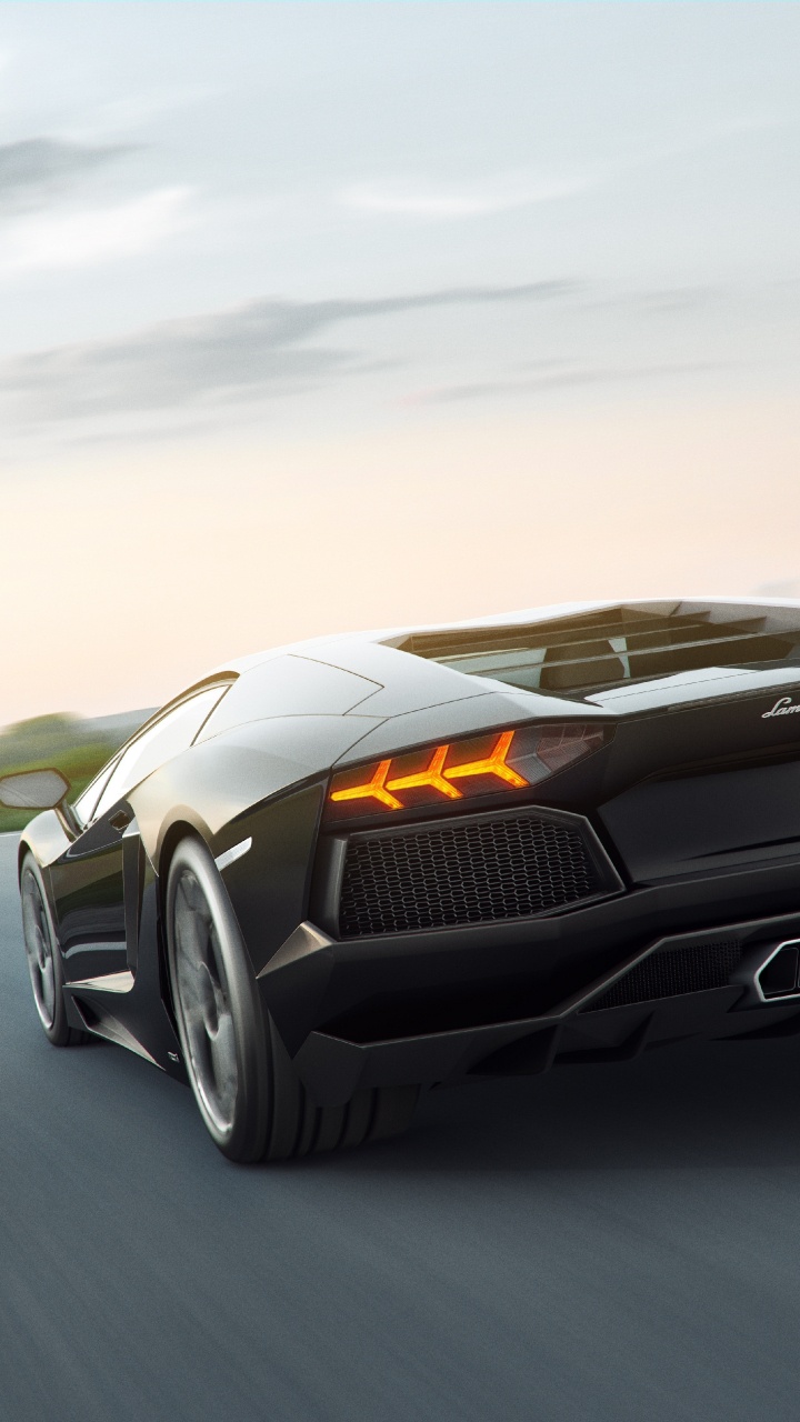 Schwarzer Bmw m 3 Tagsüber Unterwegs. Wallpaper in 720x1280 Resolution