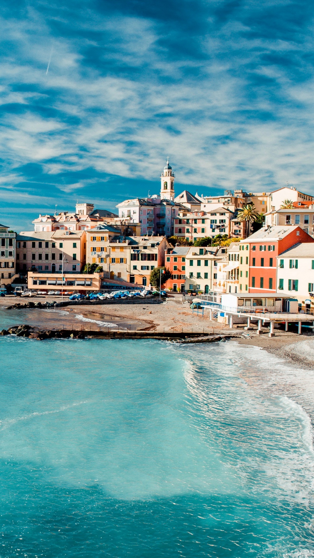 Bâtiment en Béton Blanc et Marron Près D'un Plan D'eau Sous un Ciel Bleu Pendant la Journée. Wallpaper in 1080x1920 Resolution