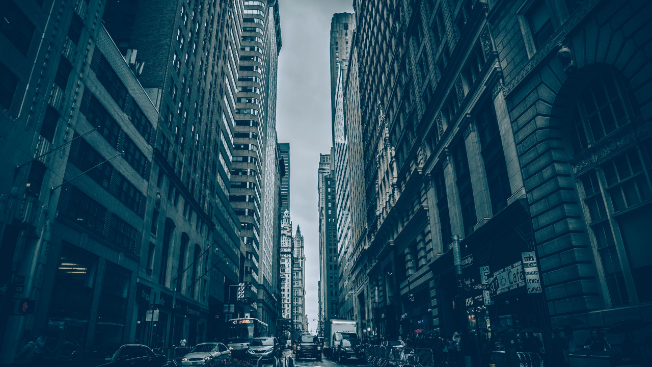 Graustufenfoto Von Autos Auf Der Straße Zwischen Hochhäusern. Wallpaper in 1280x720 Resolution