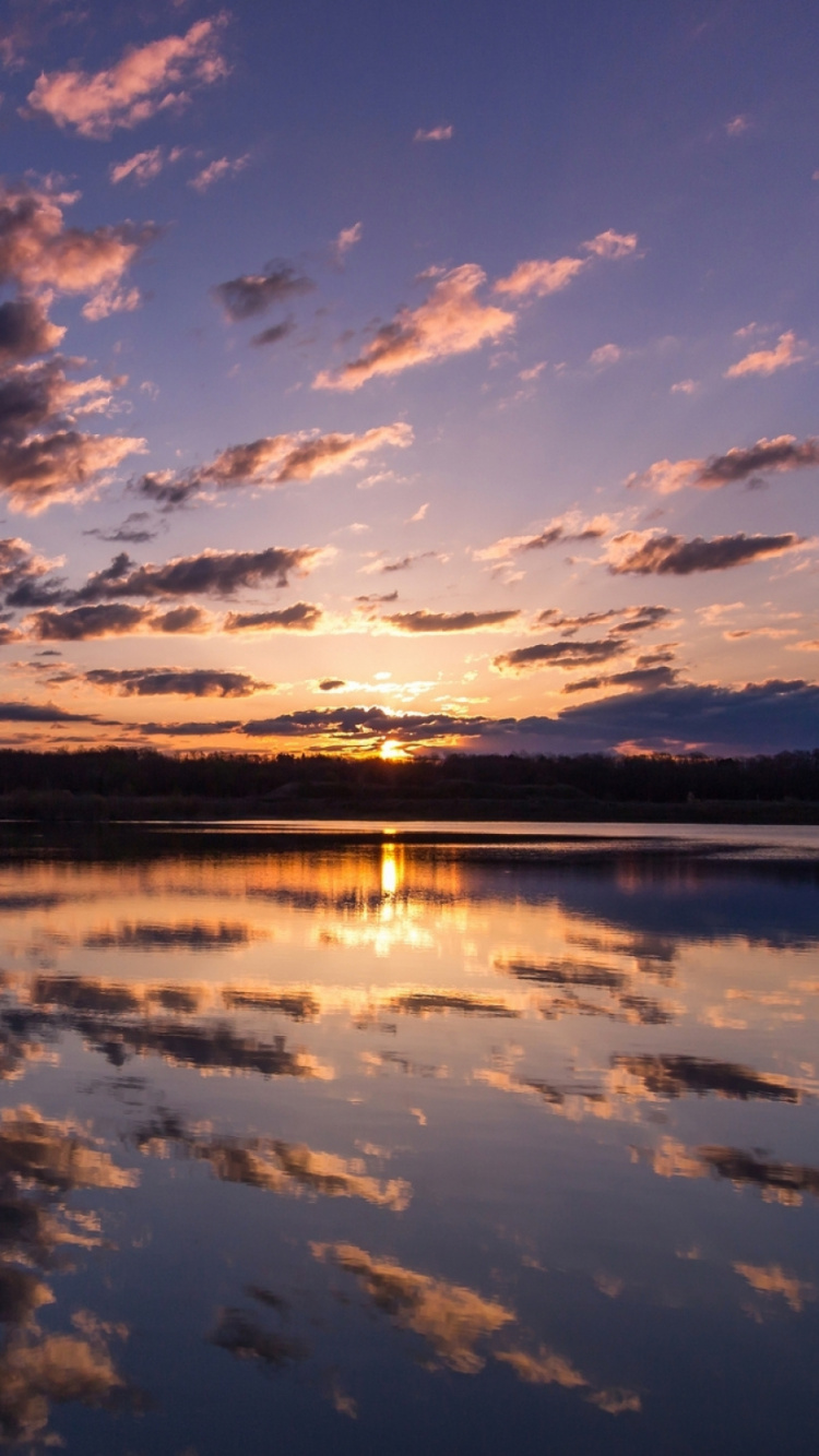 Gewässer in Der Nähe Von Bäumen Bei Sonnenuntergang. Wallpaper in 750x1334 Resolution