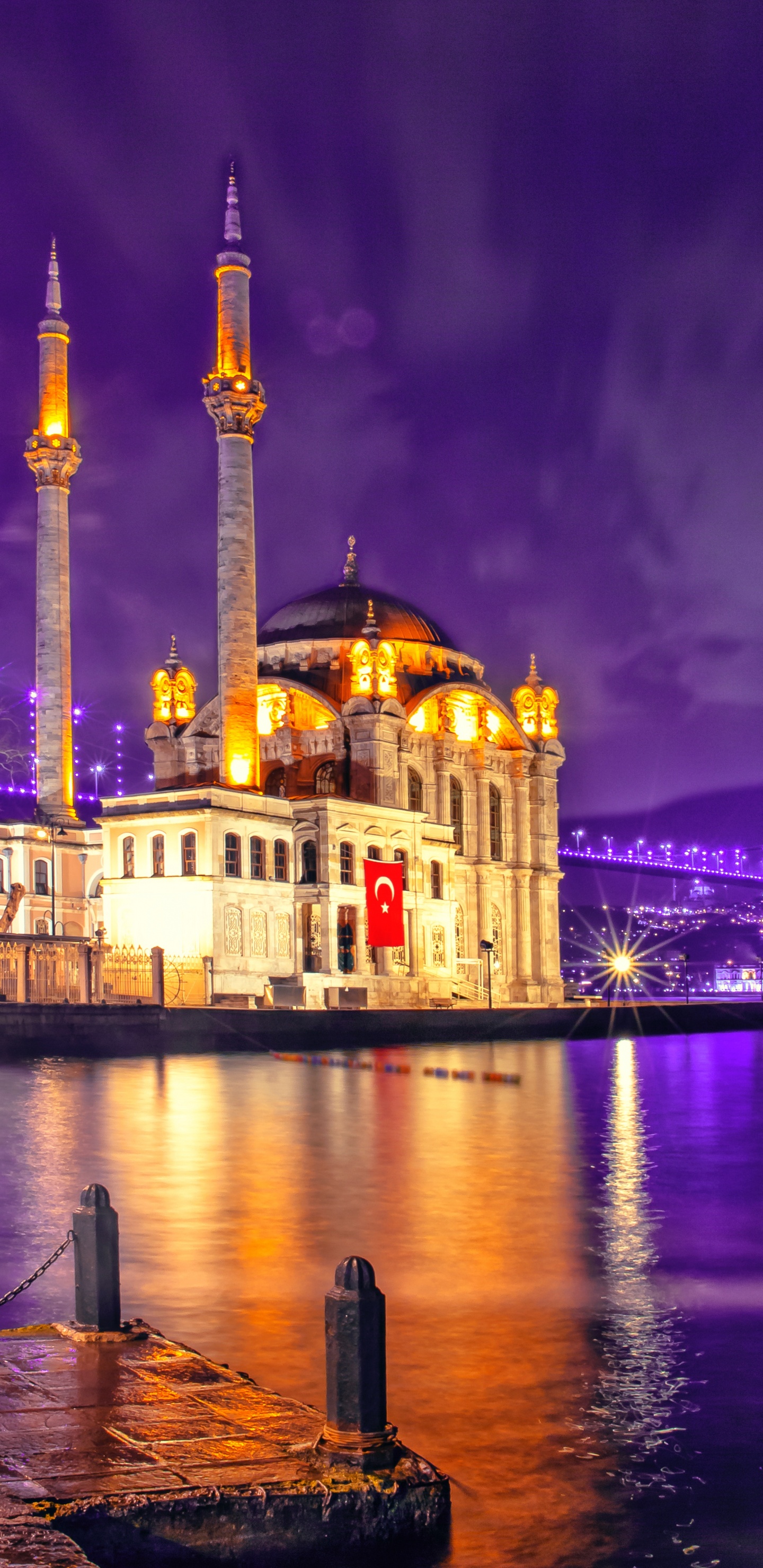 Braunes Betongebäude in Der Nähe Von Gewässern Während Der Nacht. Wallpaper in 1440x2960 Resolution