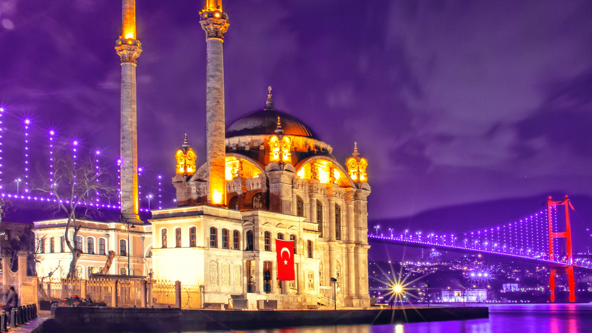 Braunes Betongebäude in Der Nähe Von Gewässern Während Der Nacht. Wallpaper in 1920x1080 Resolution