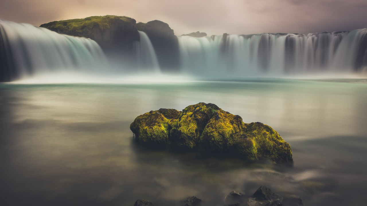 Formación de Roca Marrón Cerca de Las Cascadas de Agua. Wallpaper in 1280x720 Resolution