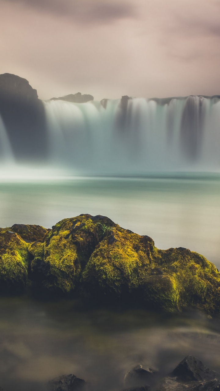 Braune Felsformation in Der Nähe Von Wasserfällen. Wallpaper in 720x1280 Resolution