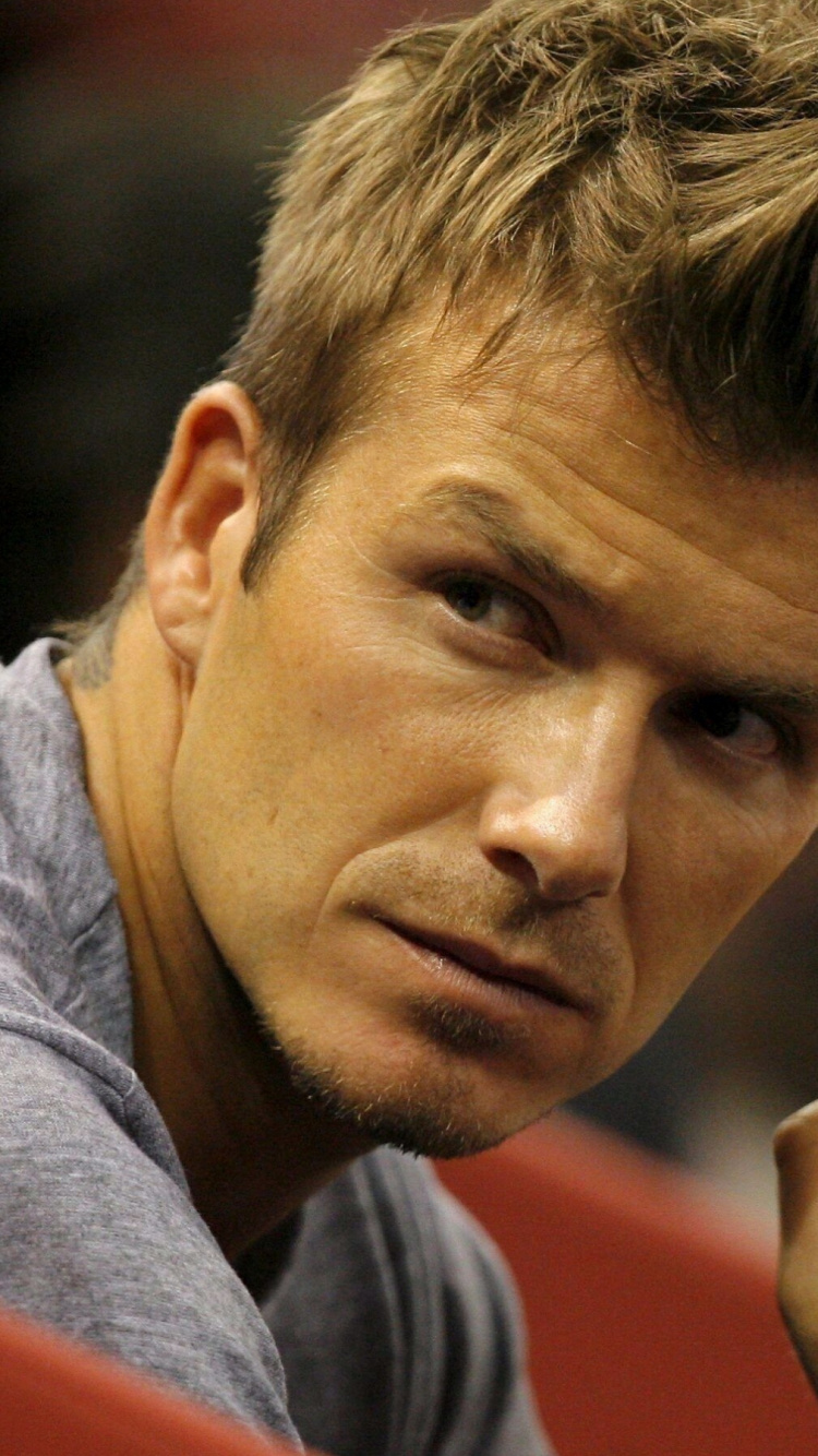 Mann im Blauen Rundhalshemd. Wallpaper in 750x1334 Resolution