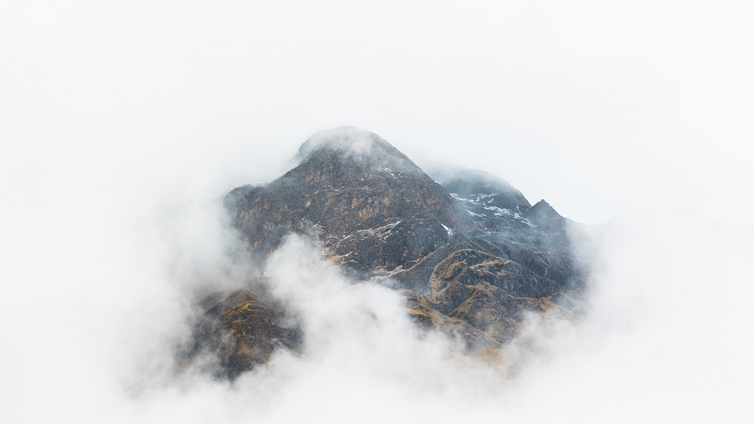 Neige, Rock, Brouillard, Hiver, Tempête de L'hiver. Wallpaper in 2560x1440 Resolution