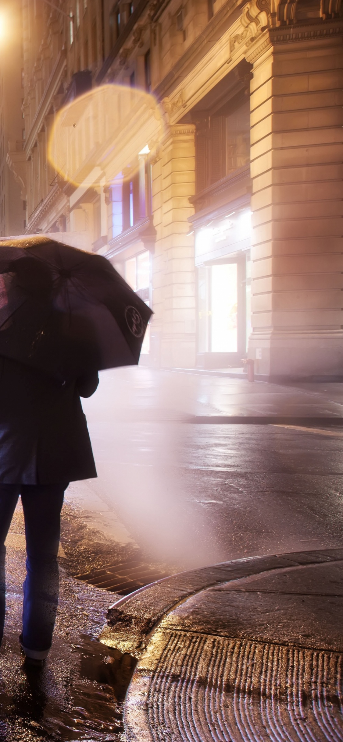 Personne Marchant Sur le Trottoir Pendant la Nuit. Wallpaper in 1125x2436 Resolution