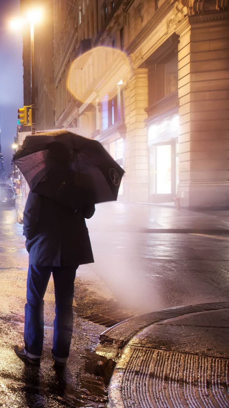 Personne Marchant Sur le Trottoir Pendant la Nuit. Wallpaper in 750x1334 Resolution