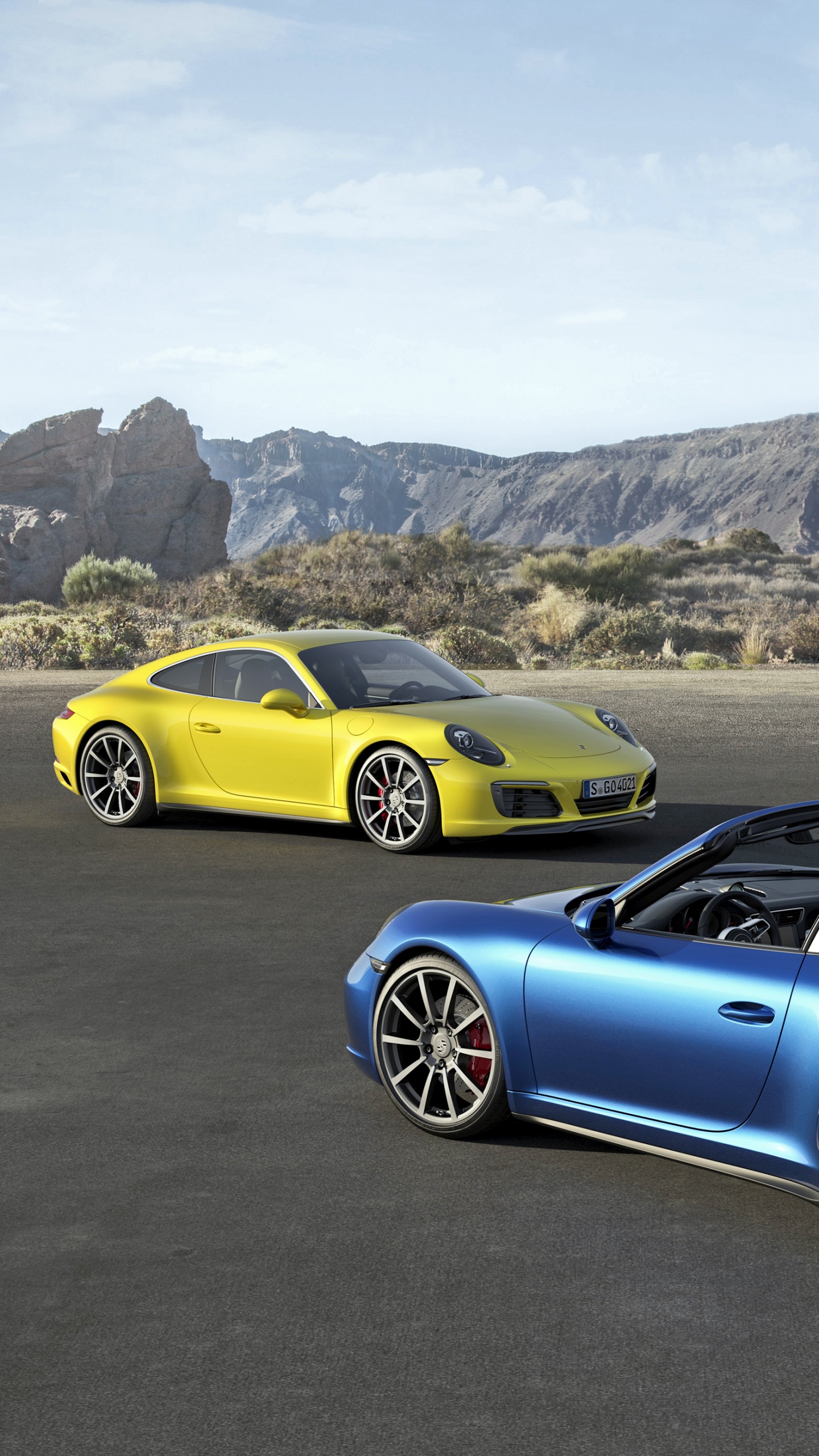 Porsche 911 Amarillo y Azul en la Carretera Durante el Día. Wallpaper in 1440x2560 Resolution