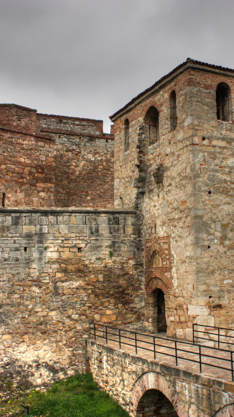 Braunes Backsteingebäude Bei Bewölktem Himmel Tagsüber. Wallpaper in 750x1334 Resolution