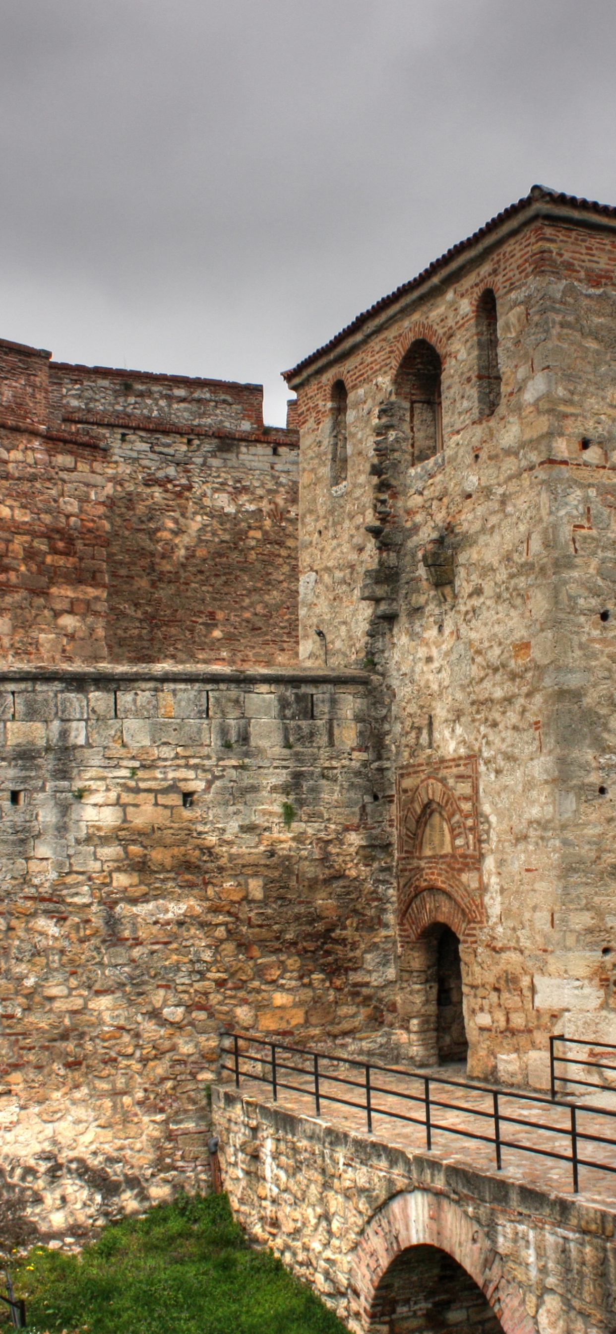 Bâtiment en Briques Brunes Sous Ciel Nuageux Pendant la Journée. Wallpaper in 1242x2688 Resolution